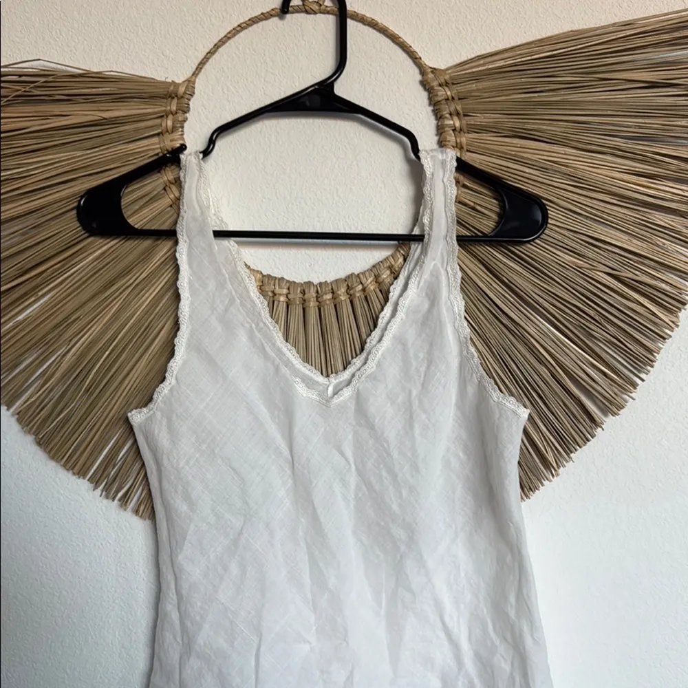 Sleek White Sleeveless Fitted Tank Top Size undefined - Image 2