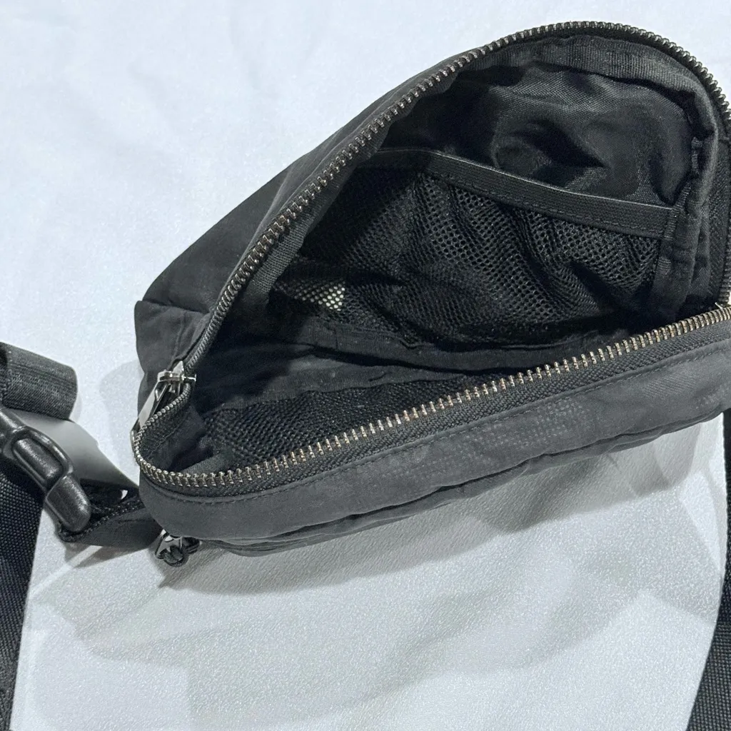 Amazon Black Camouflage Crossbody Bag - Image 5