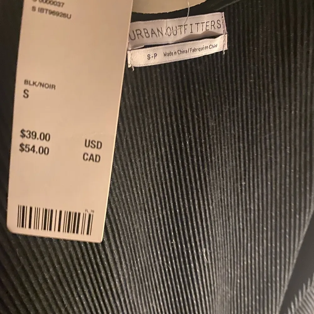 FREE Gift &  Classy V-cut Crop Top w/ Ruffle Sleeves - Image 4