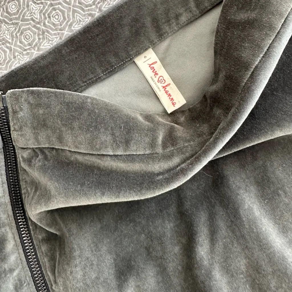 Love Hanna Andersson Women’s Holiday Velvet Asymmetrical Zip Skirt Size 6 Gray - Image 3