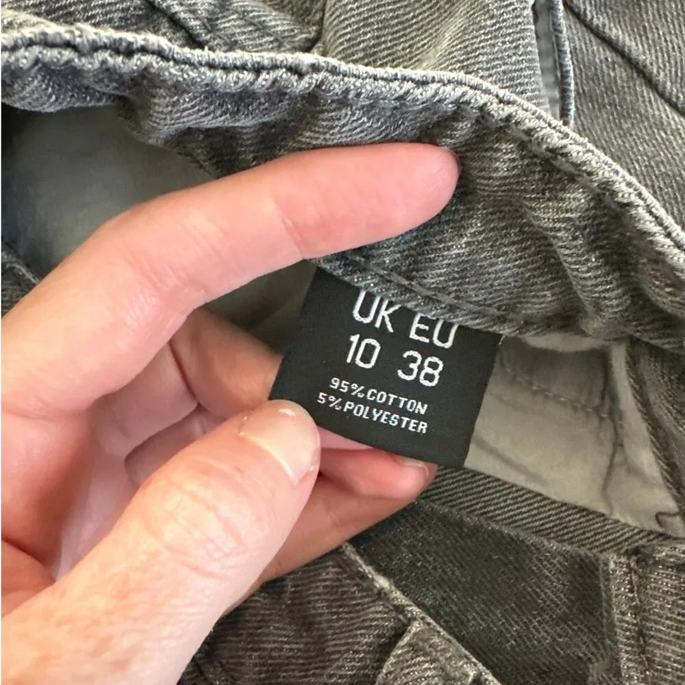 PrettyLittleThing - Split Ankle Straight Leg Jeans in Gray - Image 4