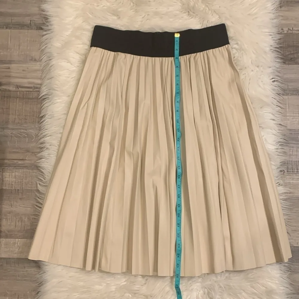 Ann Taylor faux leather pleated skirt cream navy 10P - Image 5