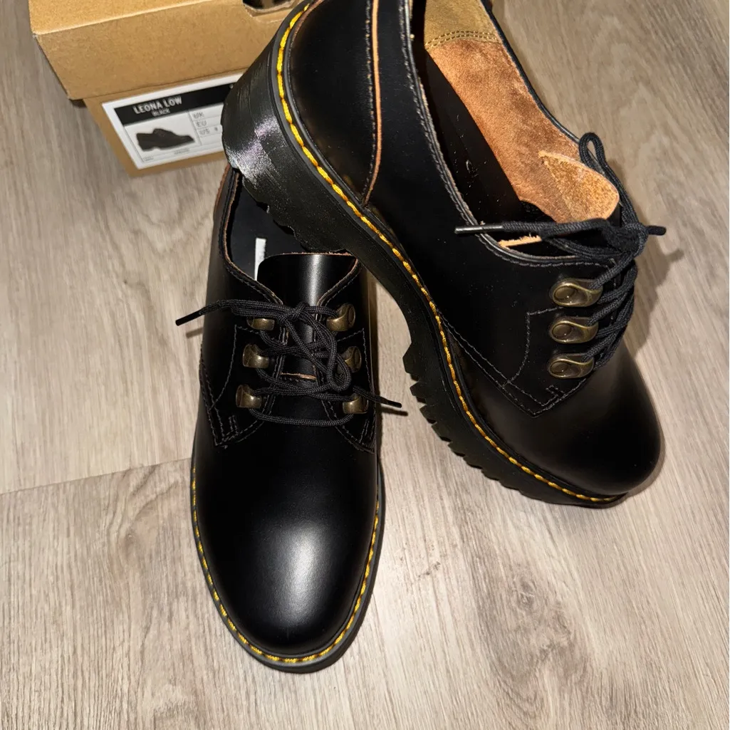 Dr. Martens LEONA LOW Platform Shoes  Black Leather Chunky Heel Women's Size 9 - Image 8