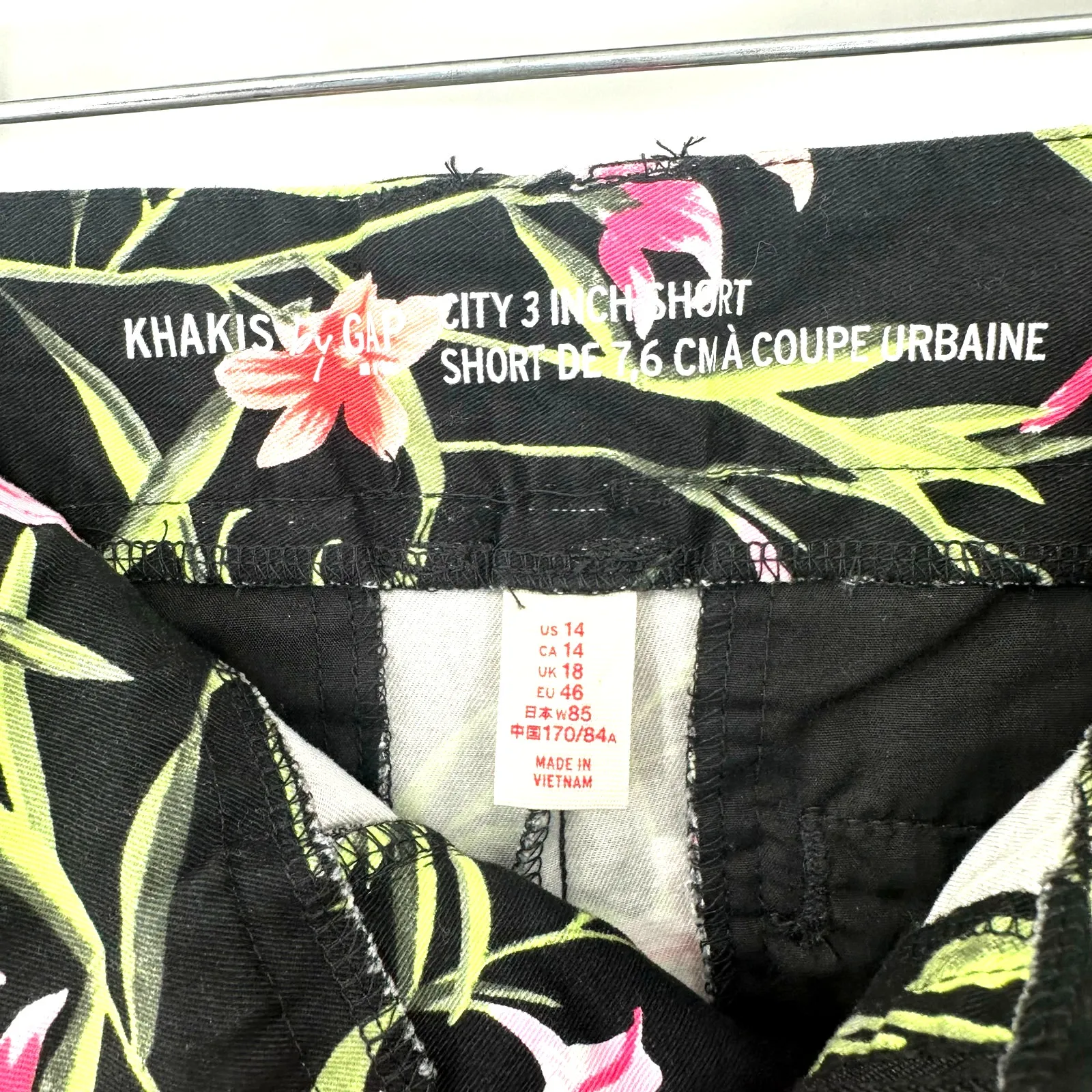 Khakis By Gap Size 14 The City 3 inch Shorts NWT Shorts Black Pink Flower‎ Print - Image 5