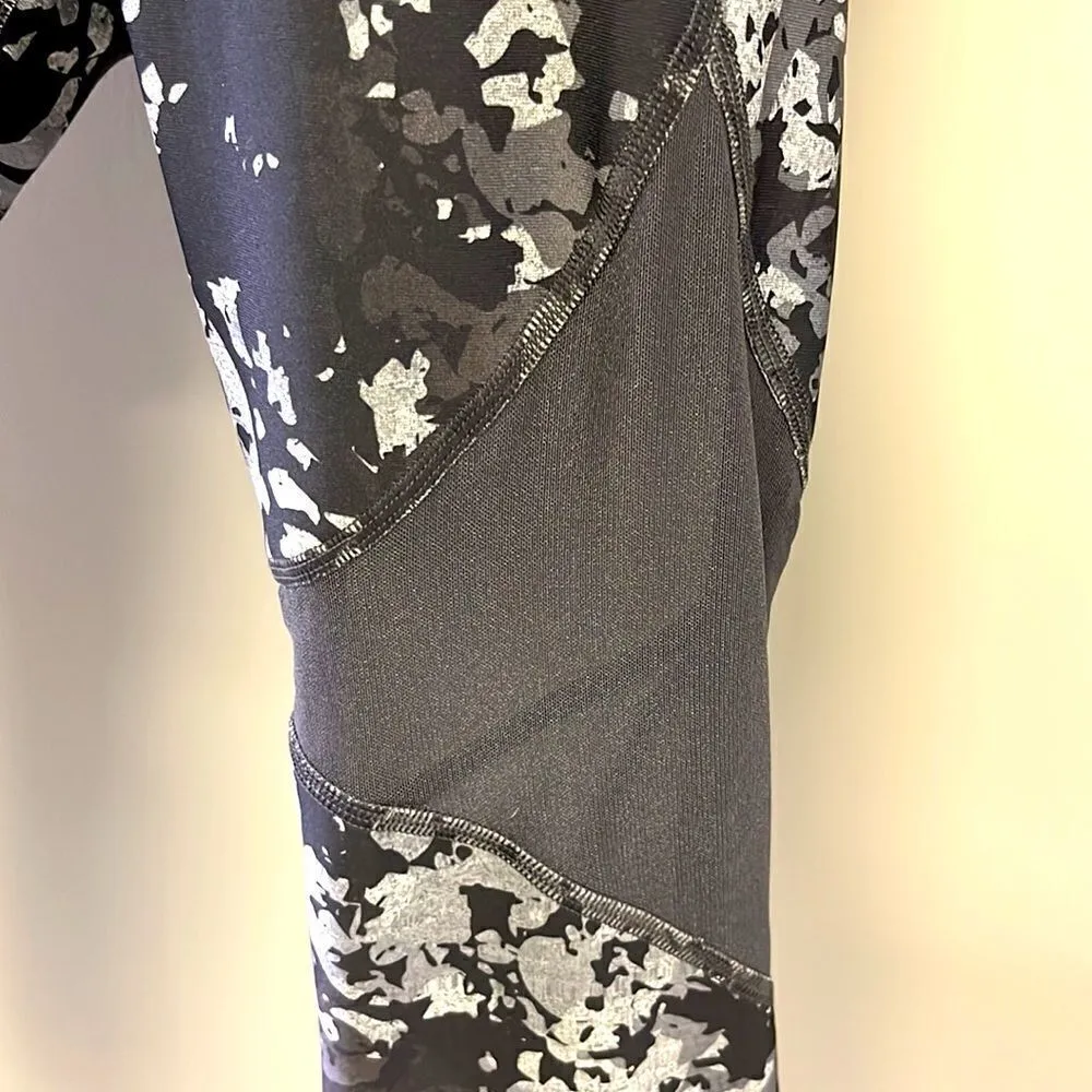 Under Armour Women’s HeatGear Ankle Cropped Camo Print Compression Leggings- M - Image 3