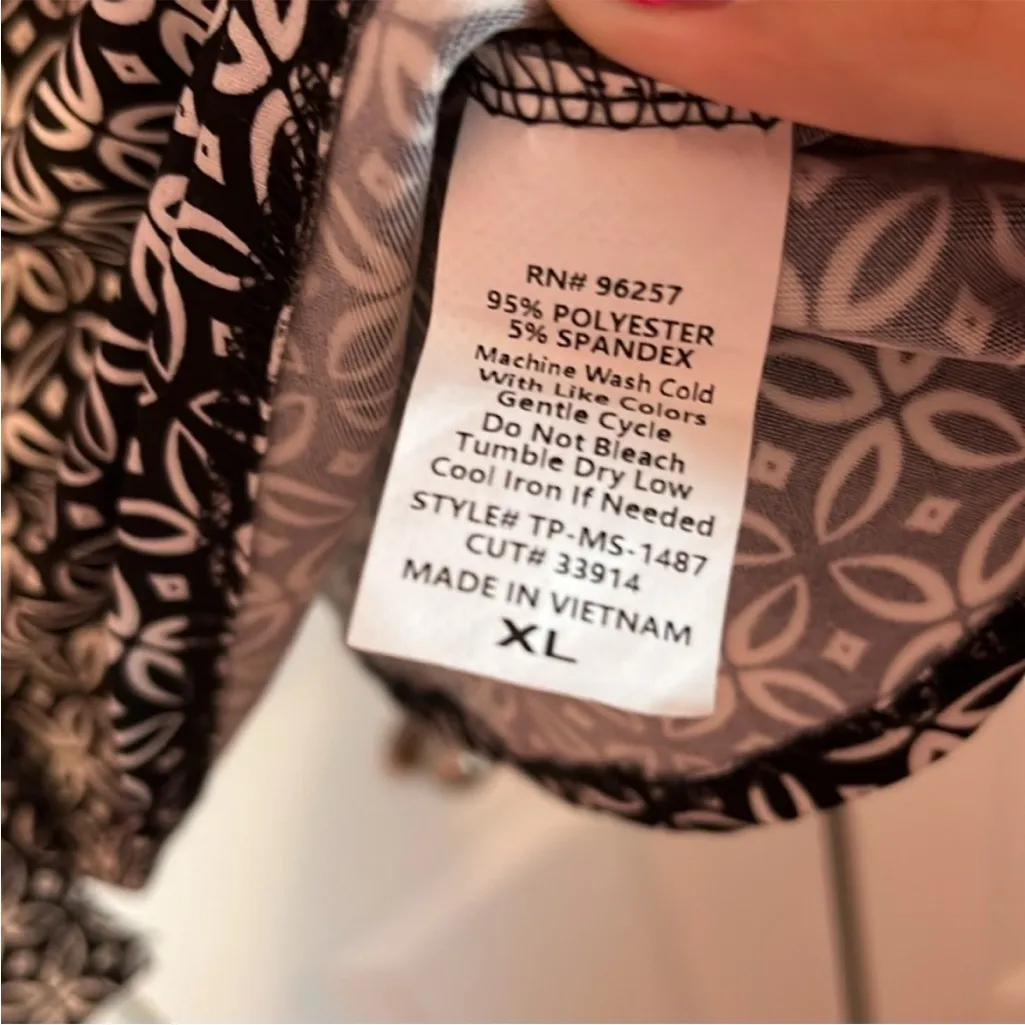 Patterned black and white wrap top Size XL - Image 4