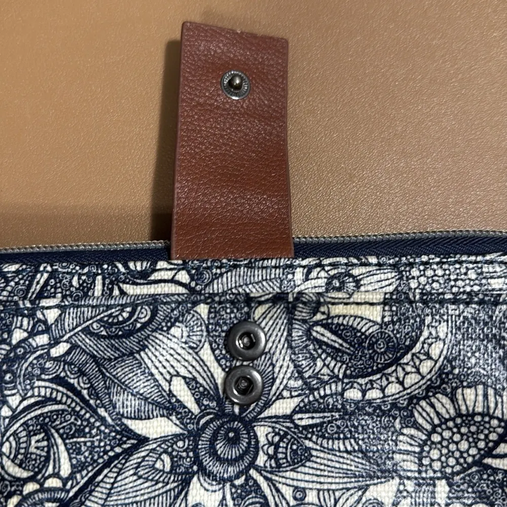 Sakroots  Artist Circle Large Zip Around Wallet multi slots Blue White see pics - Image 4