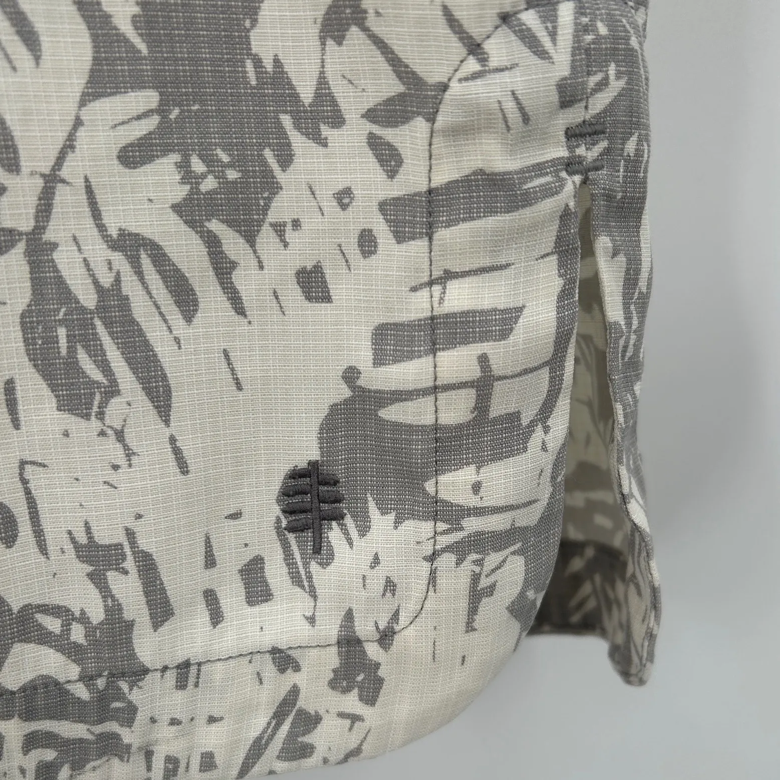 ROYAL ROBBINS Women's Gray Bergen Tropical Print VNeck Button Front Shirt Size L - Image 6