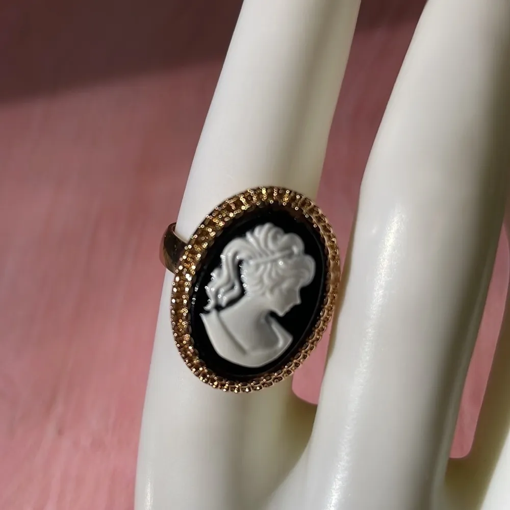 Black And White Cameo Oval Gold Ring - Image 5