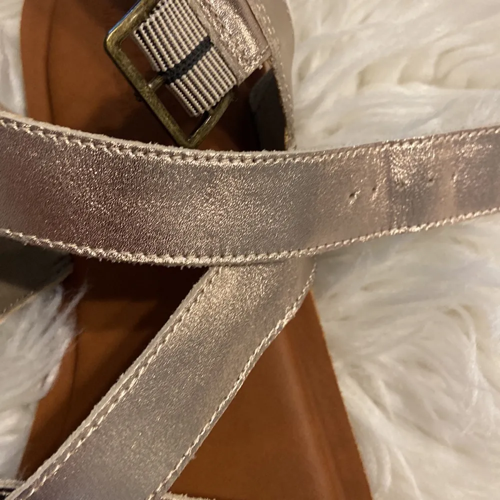 TOMS SANDALS SIZE 10 GOLD COLOR BNWOT LEATHER UPPER - Image 15