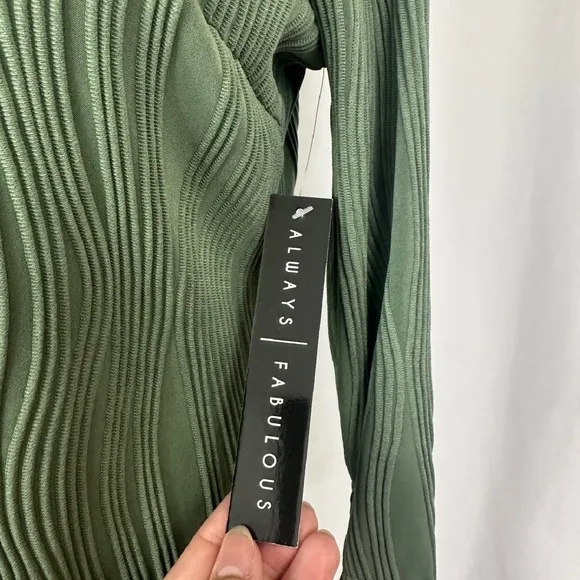 NWT Von Maur Olive Green Textured Top Wavy Ribbed‎ 3/4 Sleeve Womens Small - Image 2