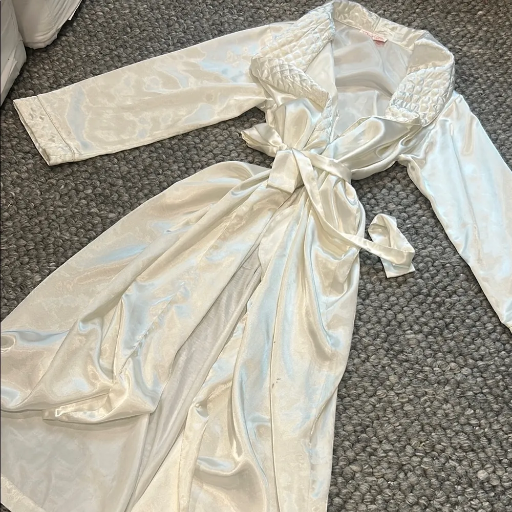 Oscar De La Renta Pink Label Cream Satin Robe One Size Fits All - Image 11