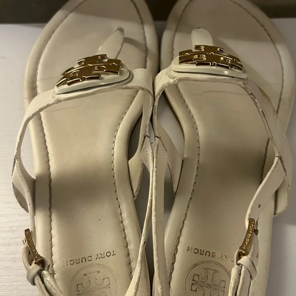 Tory Burch Bryce  White Sandals with Gold Logo - Image 2