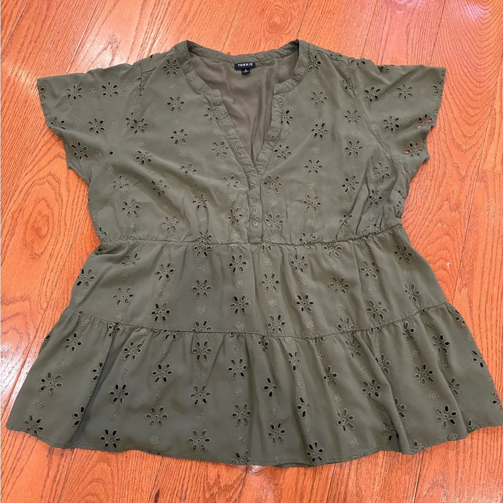 Torrid  Eyelet Peplum Blouse Olive Green Size 3 - Image 3
