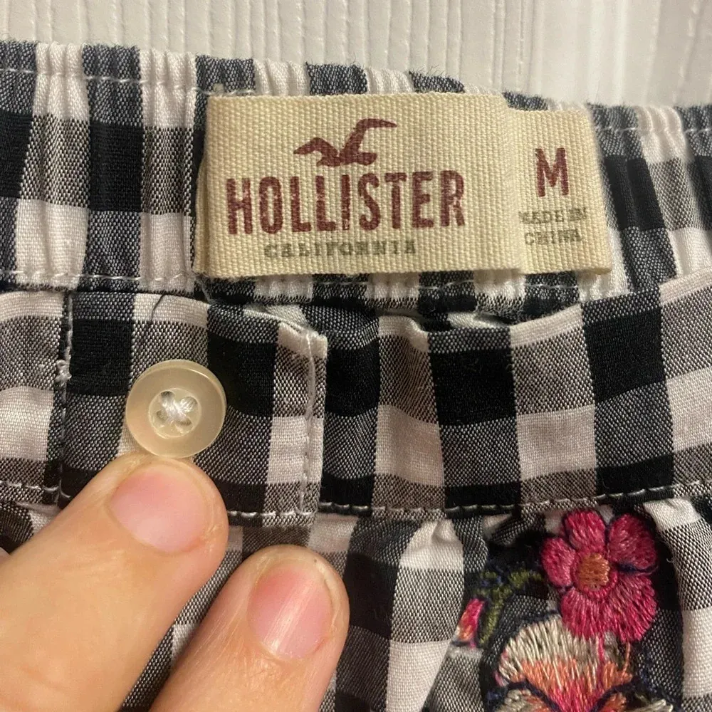 Hollister Off the Shoulder Crop Top With Floral Embroidery Y2k Size Medium - Image 3