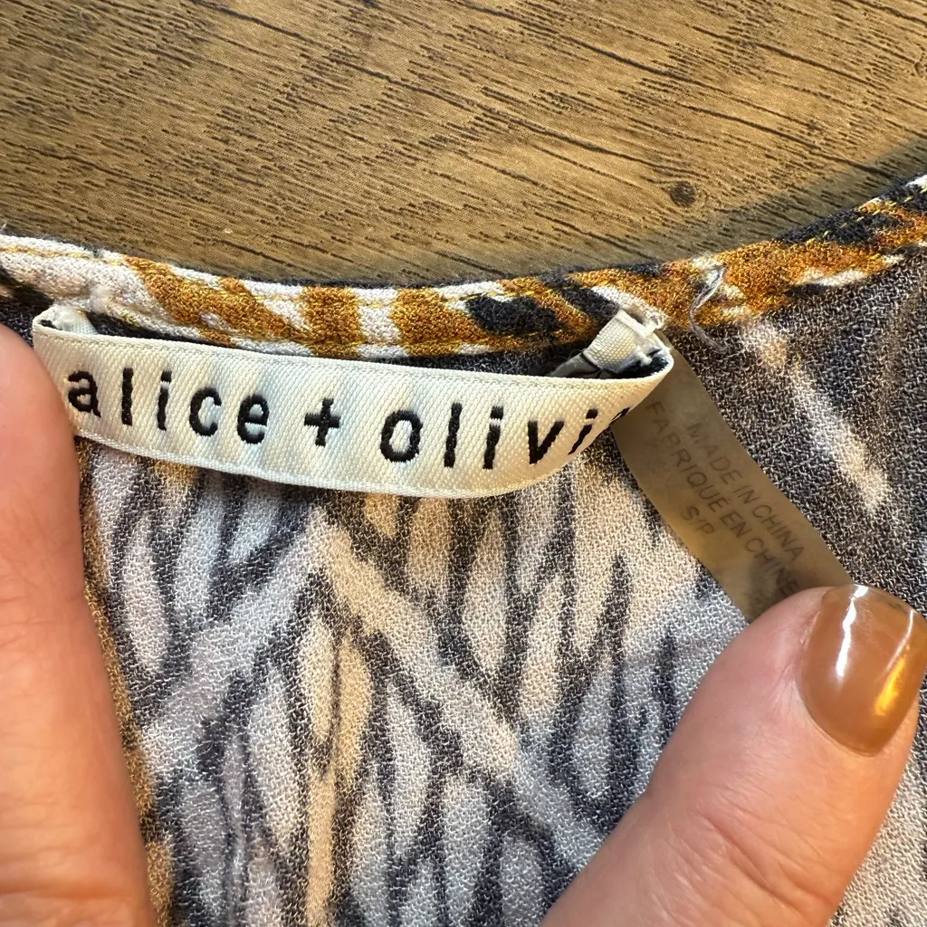 Alice + Olivia Yellow and Black Geometric Crop Top - Image 5