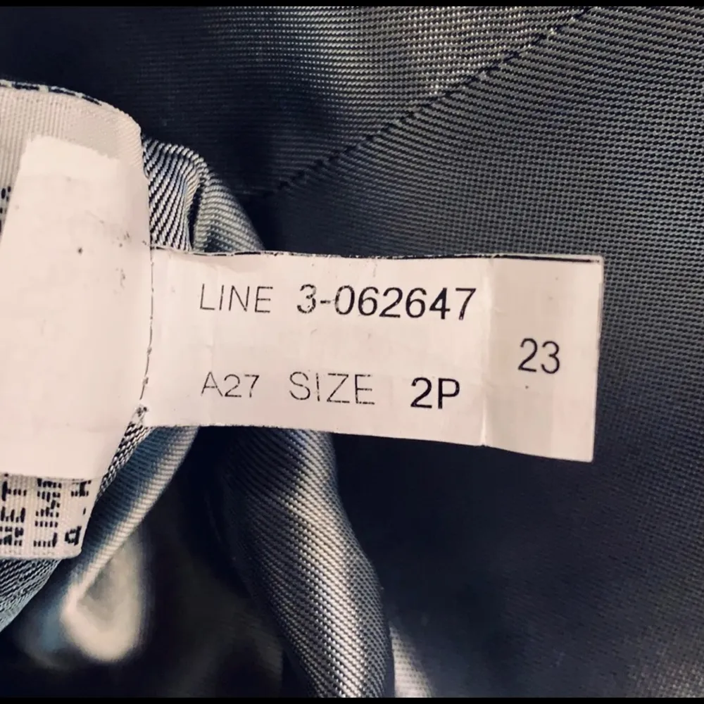 Anne Klein Gray/White Pinstriped Suit Blazer. EUC. - Image 9