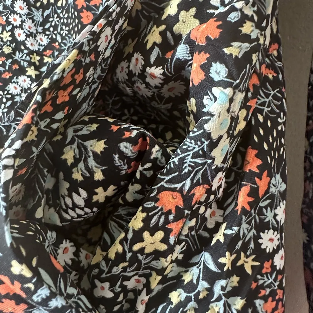 Princess Polly Floral Romper Shorts size 4 Smocked Long sleeve V neck - Image 6