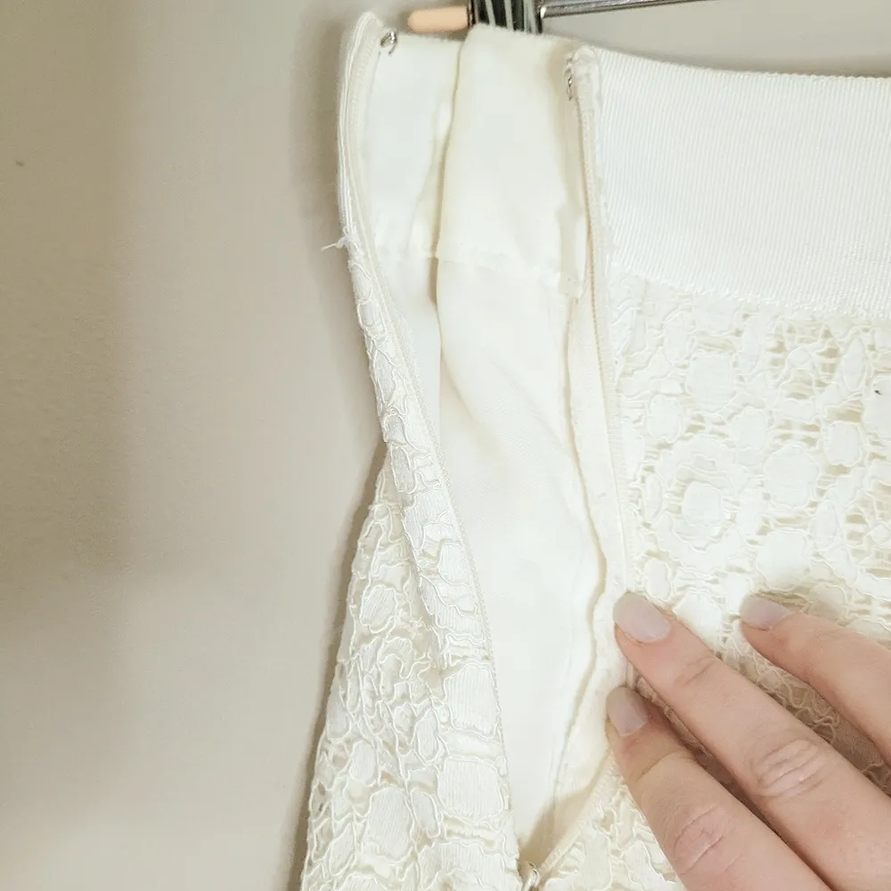 The Limited Off-White Lace Skirt - Image 3