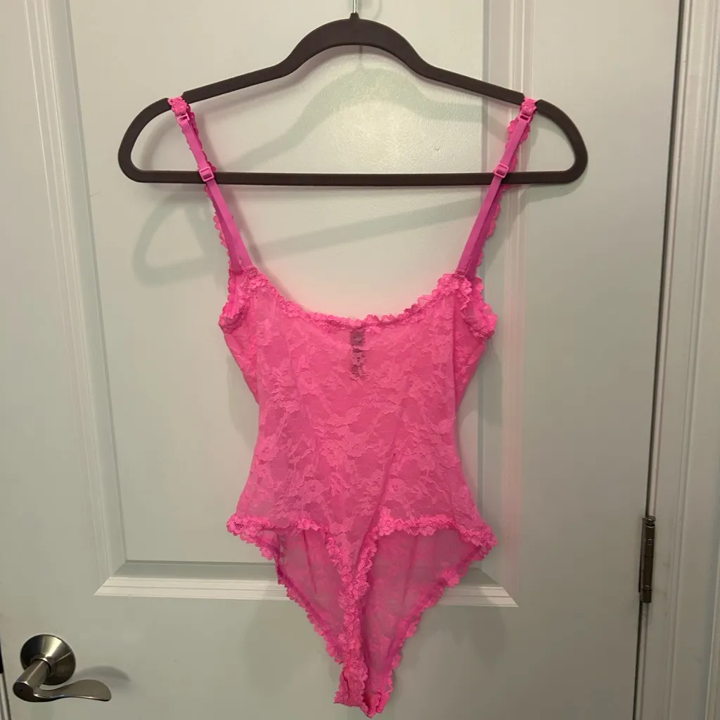 SKIMS  Stretch Lace Thong Bodysuit - Image 4