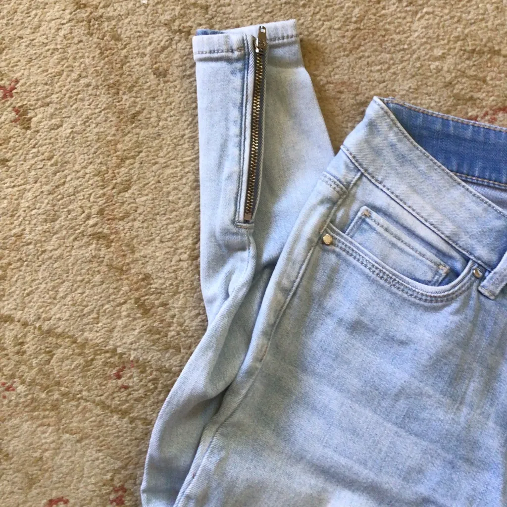 WHBM Ankle Zipper Skinny Crop Jeans in light wash sz  2 - Image 7