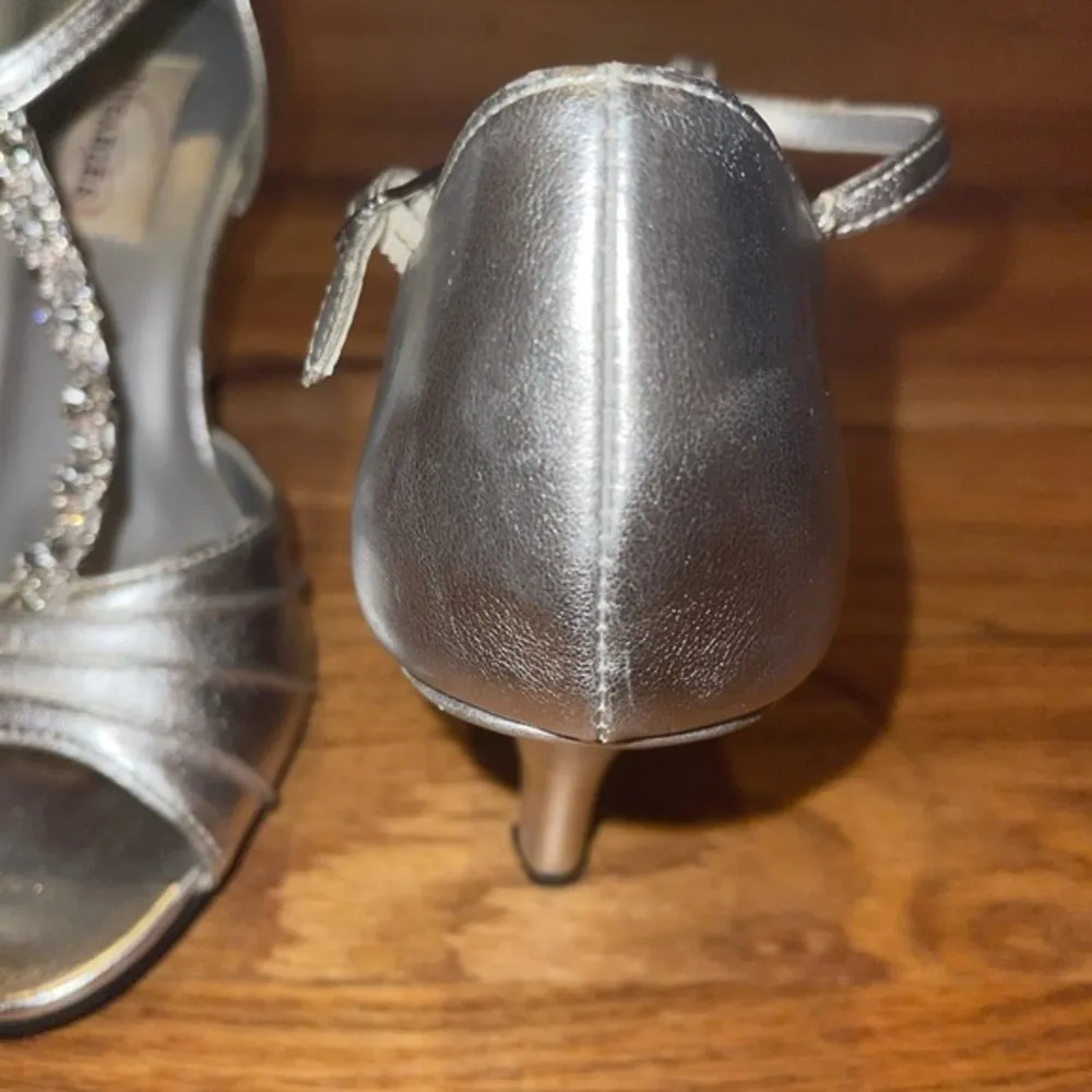 Dyeables‎ Silver 3 1/2” Heels size 7 - Image 4