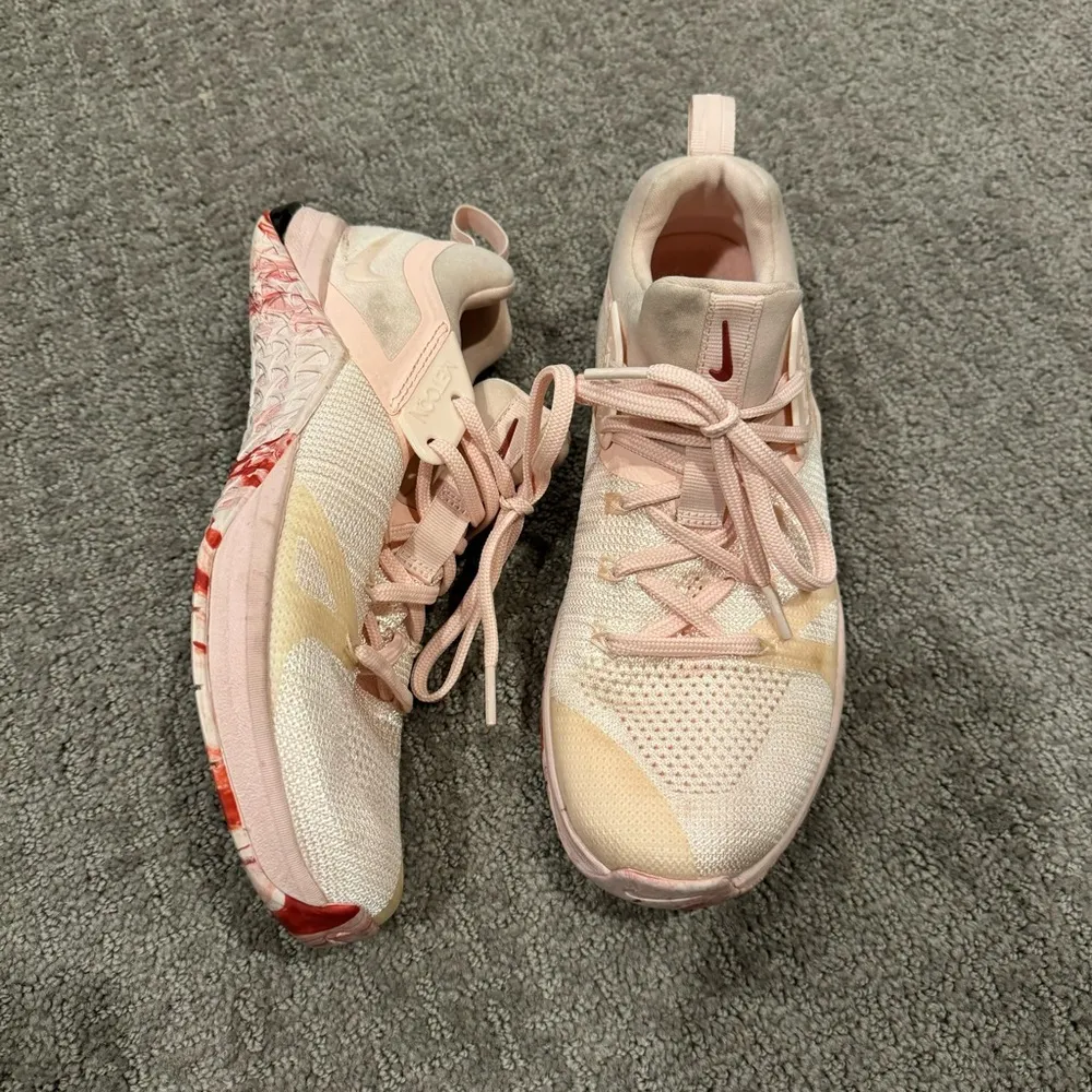 Metcon Flyknit 3 Echo Women’s Sneakers in Pink - Image 7