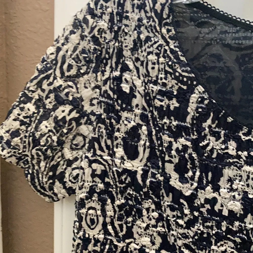 East 5th FINAL MARKDOWN Ladies  top (L) - Image 2