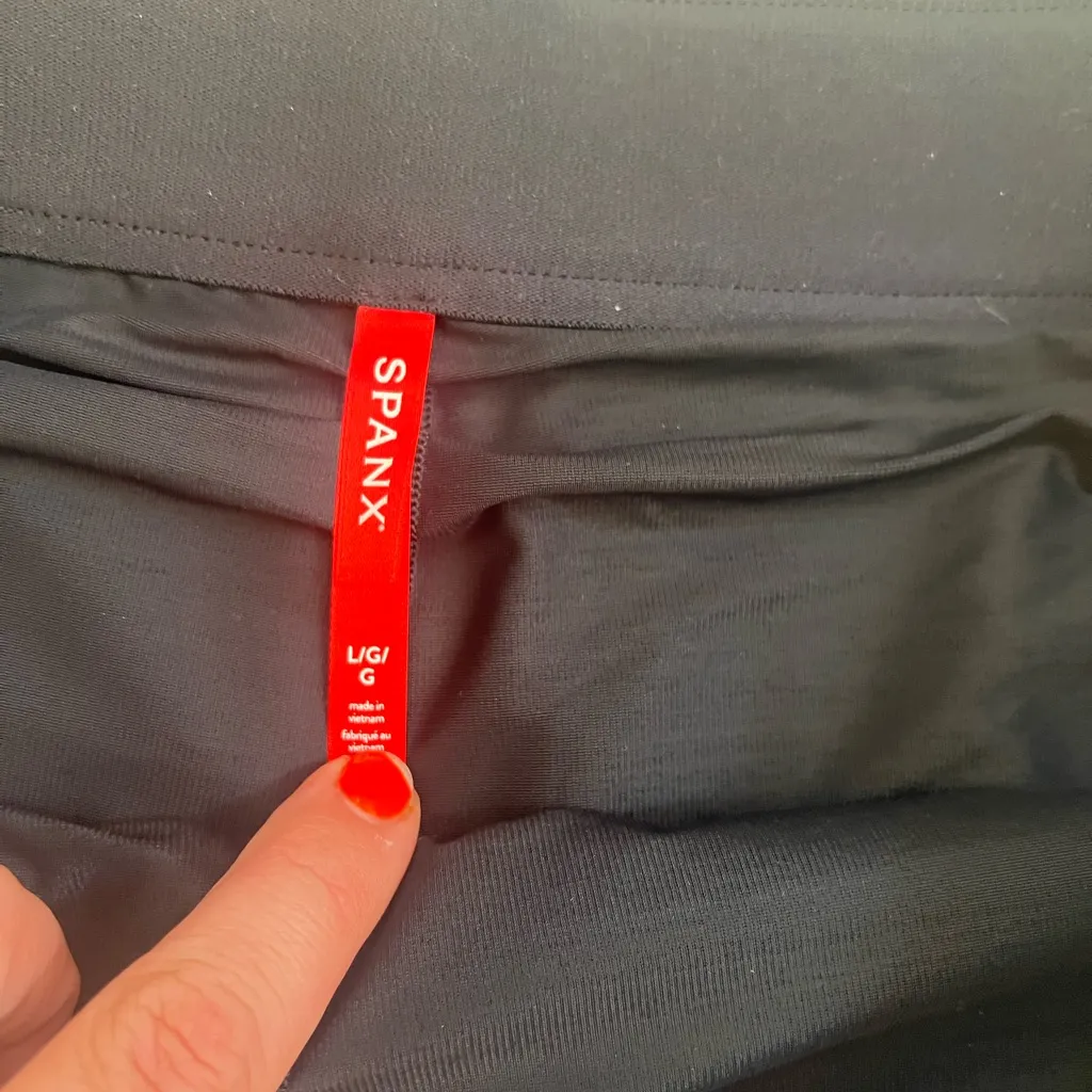 Spanx Vegan Leather mini skirt size large - Image 4