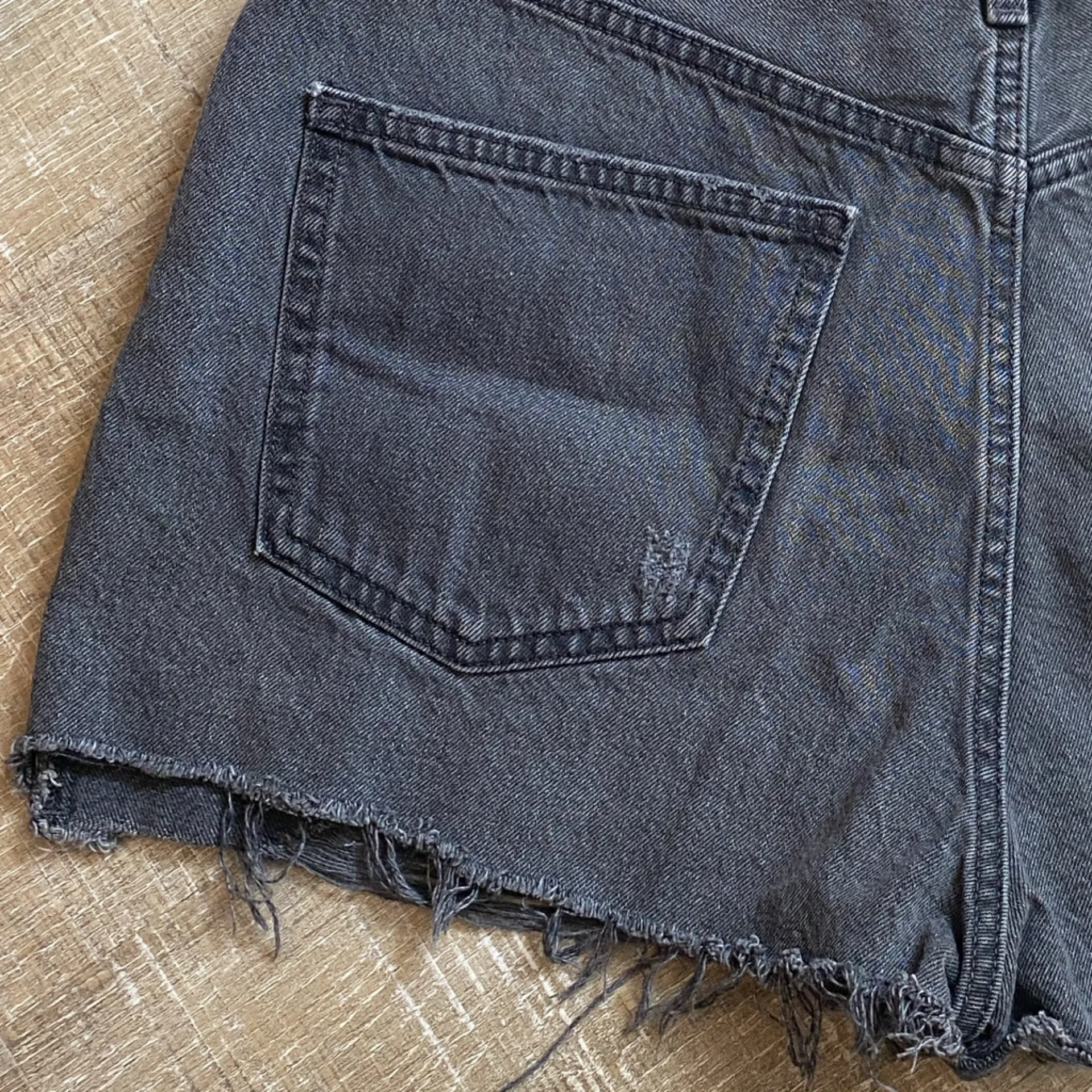 UNIQLO Denim High Rise Cutoff Frayed Hem Jean Shorts Women’s 30 Grunge Faded - Image 8