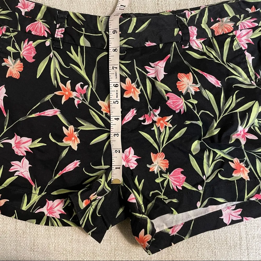 Khakis by Gap City 3 Inch Black Floral Shorts - Image 14