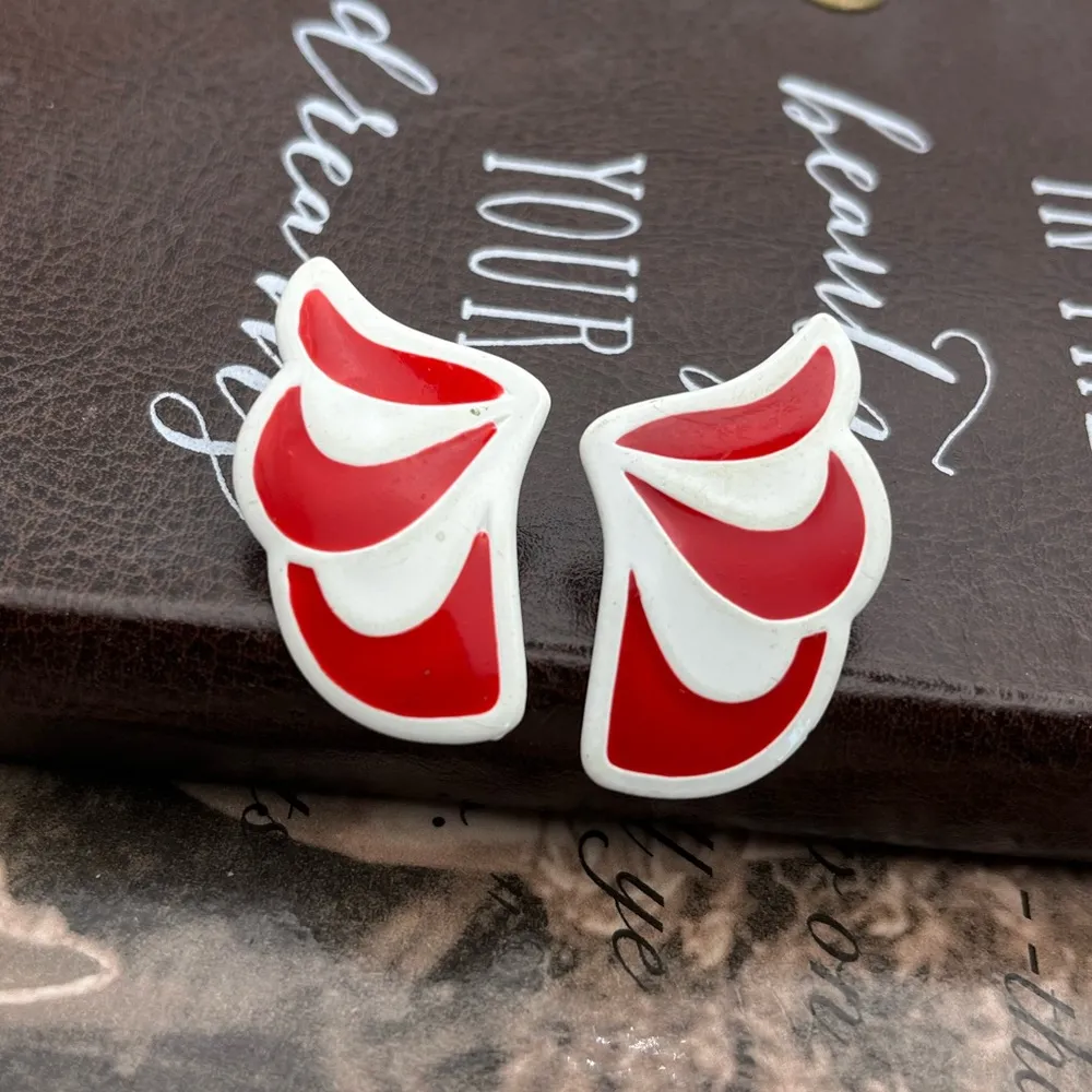 Vintage 1980s Retro Red White Metal Wing Earrings Studs - Image 4