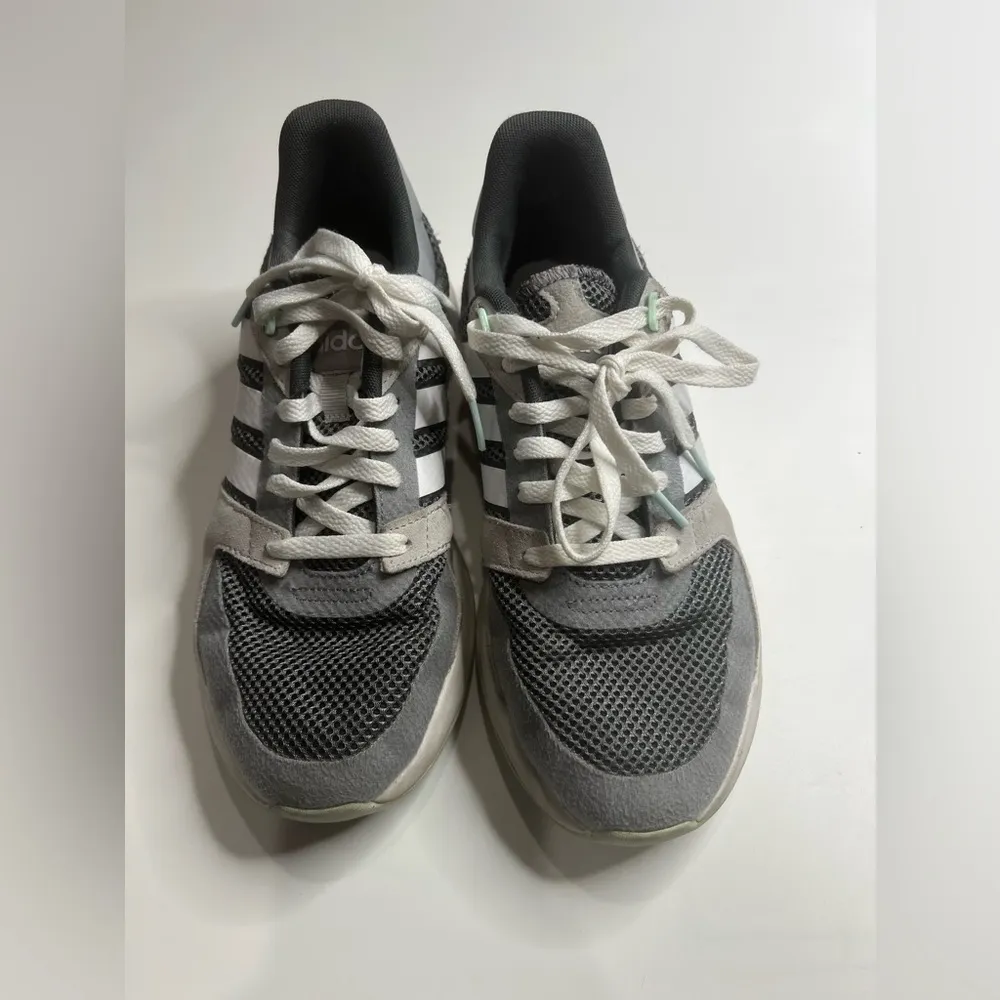 Women’s adidas low top cloud foam running shoes size 7.5 - Image 3