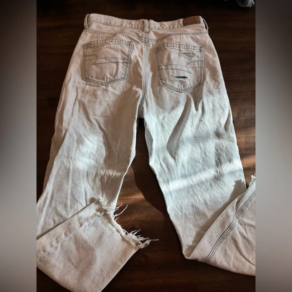 American Eagle Mom Jeans Women’s 6 Light Wash Pants Knee Rip Cut off Straight - Image 5