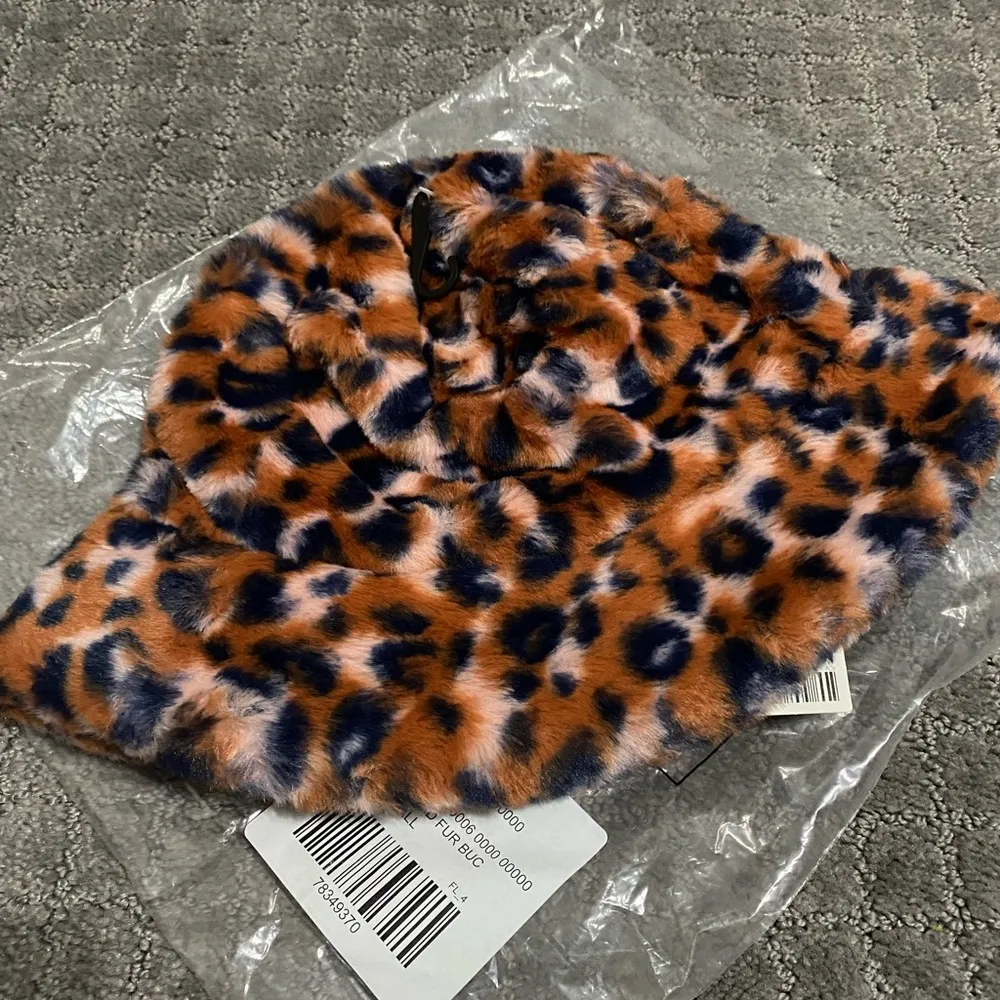 Urban Outfitters Knox Printed Faux Fur Bucket NWT - Image 5