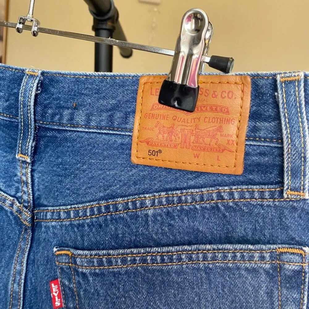 Levi’s 501 dark wash denim shorts buttonfly distressed size 26 - Image 4