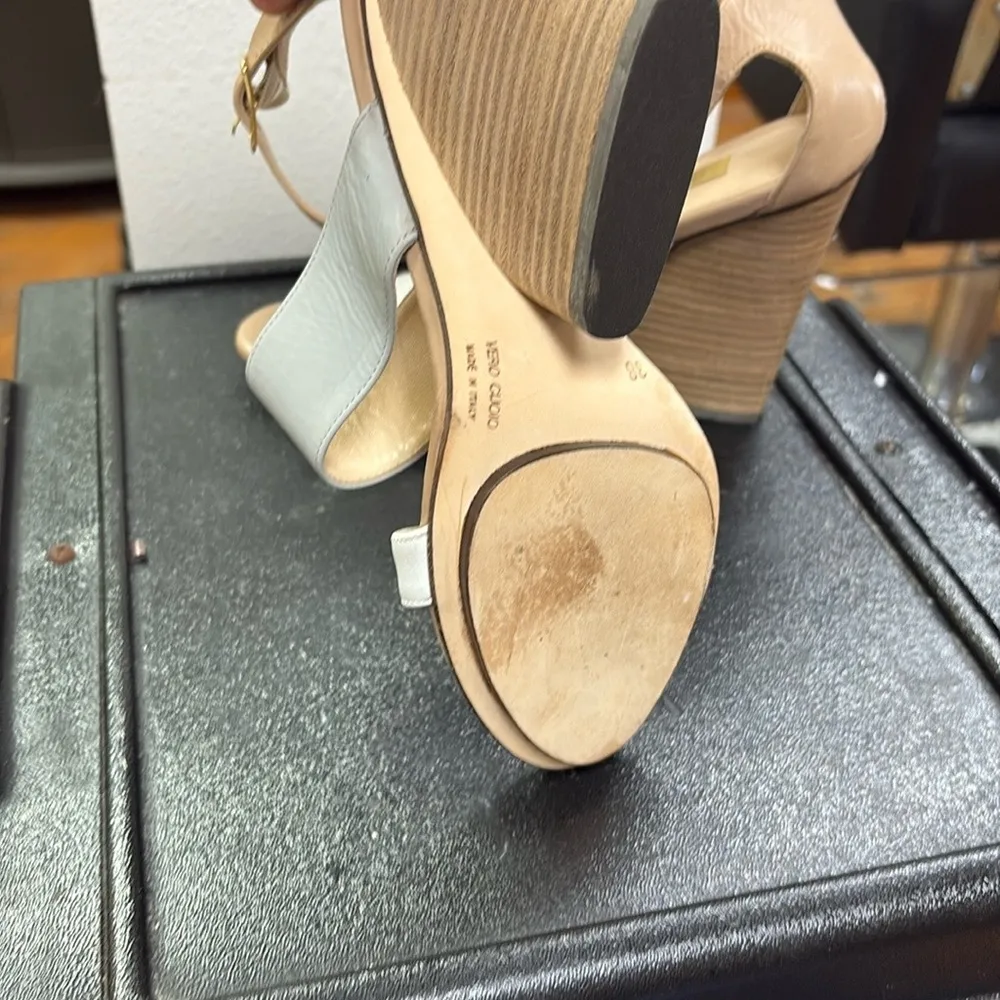 Elegant Gray and White Wedge Sandals Size 7 - Image 5