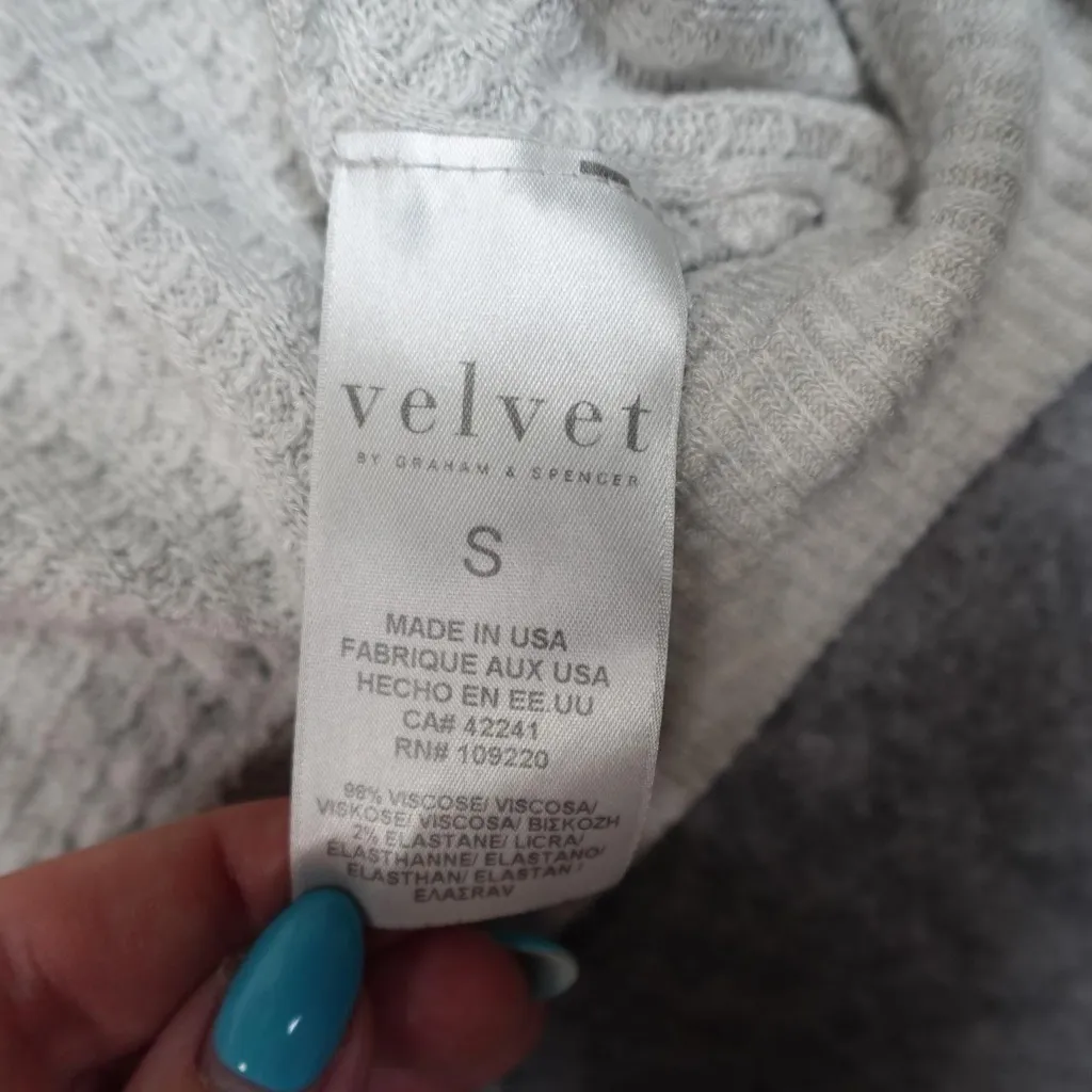 Velvet by Graham & Spencer Light Gray Waffle knit Long Sleeve Top Small - Image 6