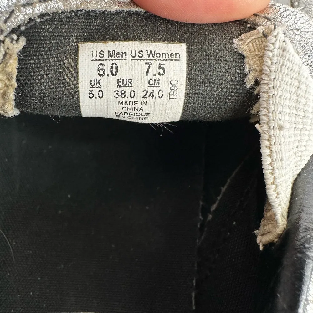 Vans Unisex size 7.5 Womens 6 Mens Metallic Silver Slip On Skate Sneaker Shoe - Image 10