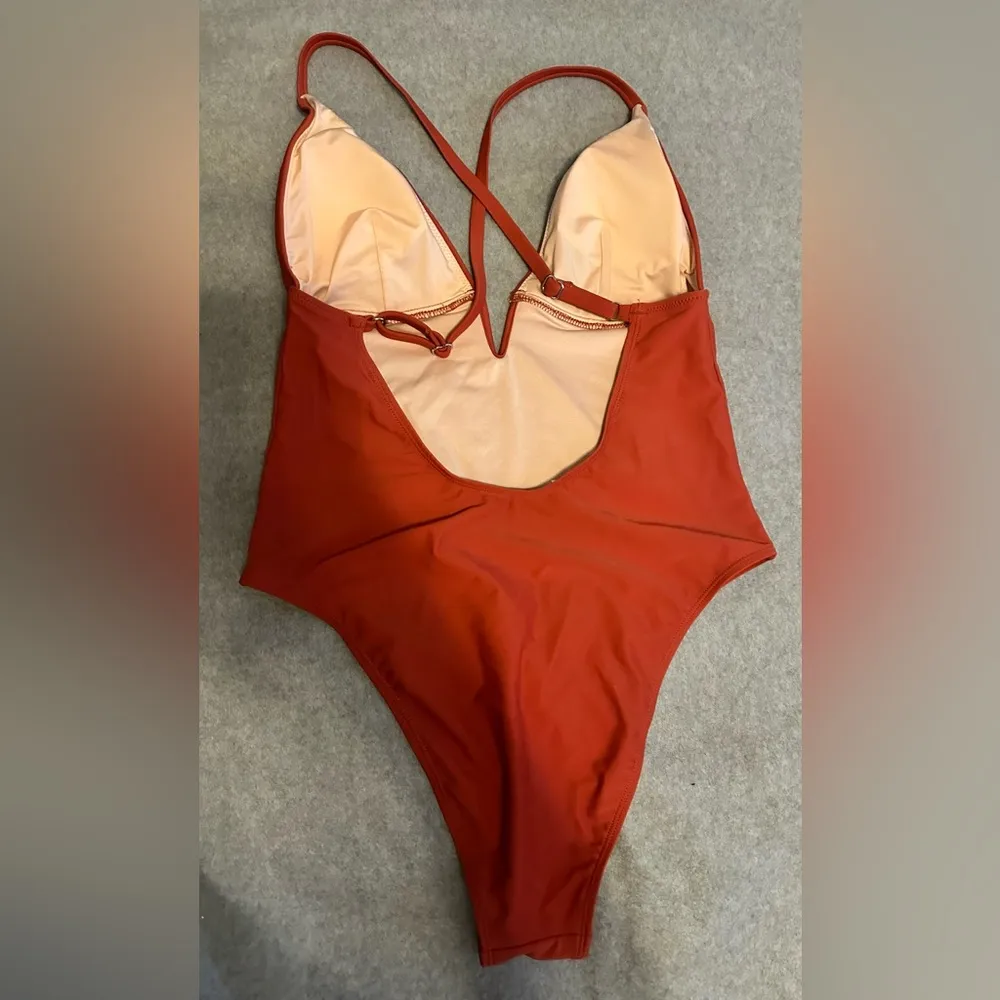 Cupshe NWT  One Piece Bathing Suit Deep V Neck Crisscross Back brick red size M - Image 5