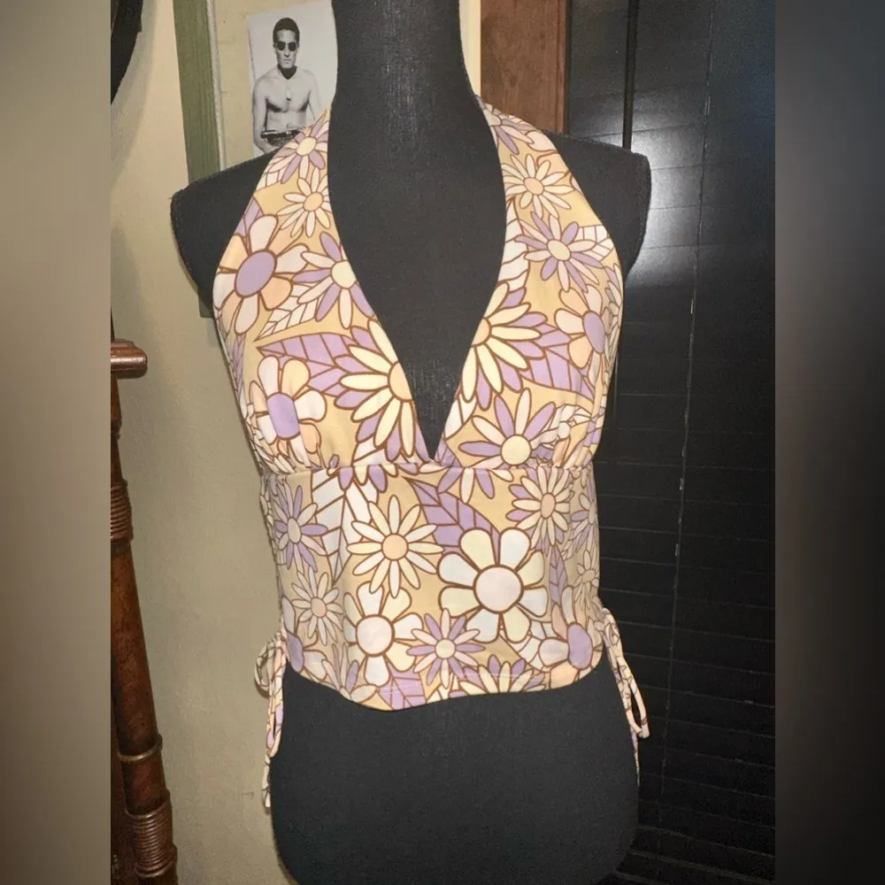 EUC SOCIAL SCENE FLOWER CROP TOP OPEN BACK SIDE PULLS TO AJUST LEIGHT Yellow Size L - Image 4