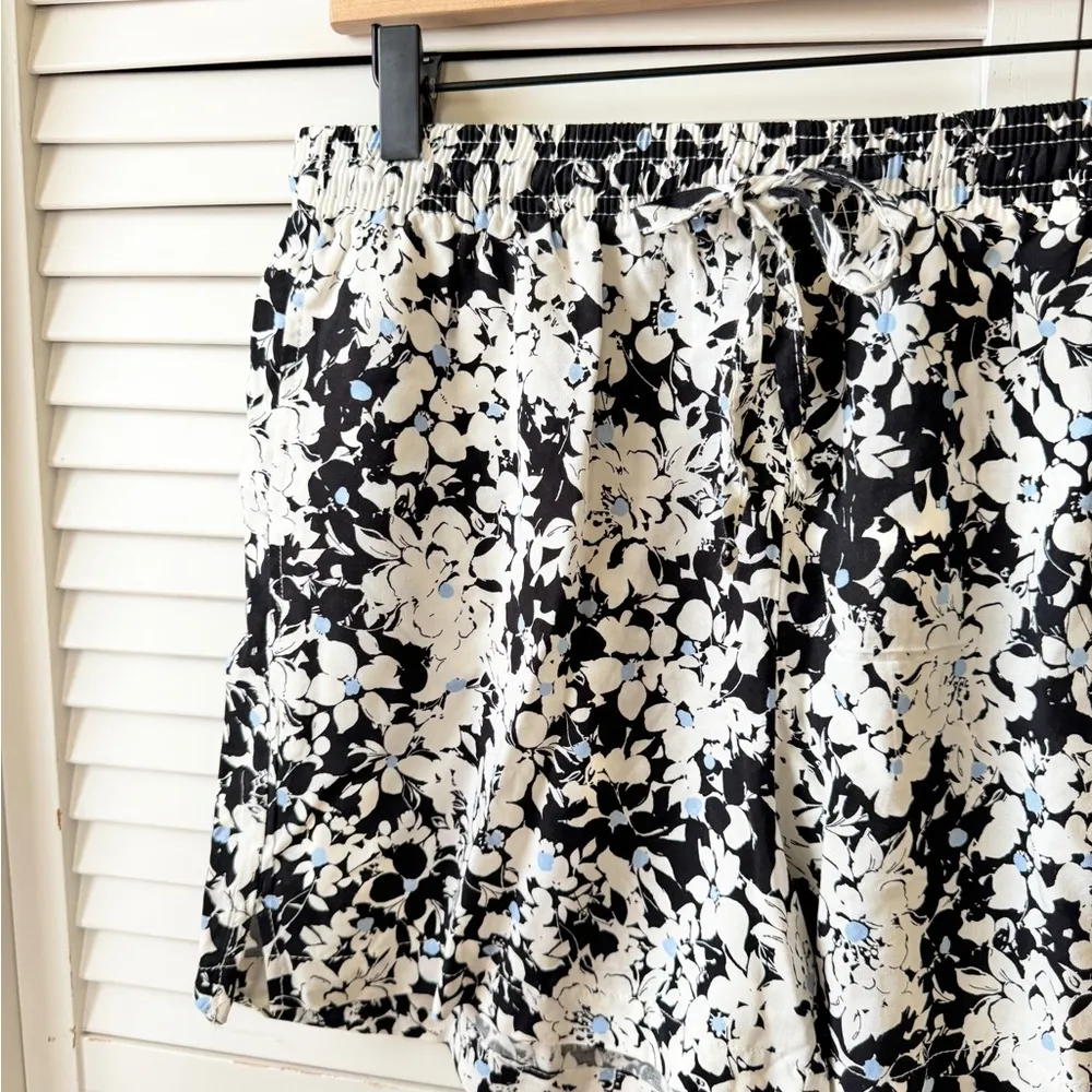 Jessica Simpson Black Floral Summer Shorts - Medium - Image 2