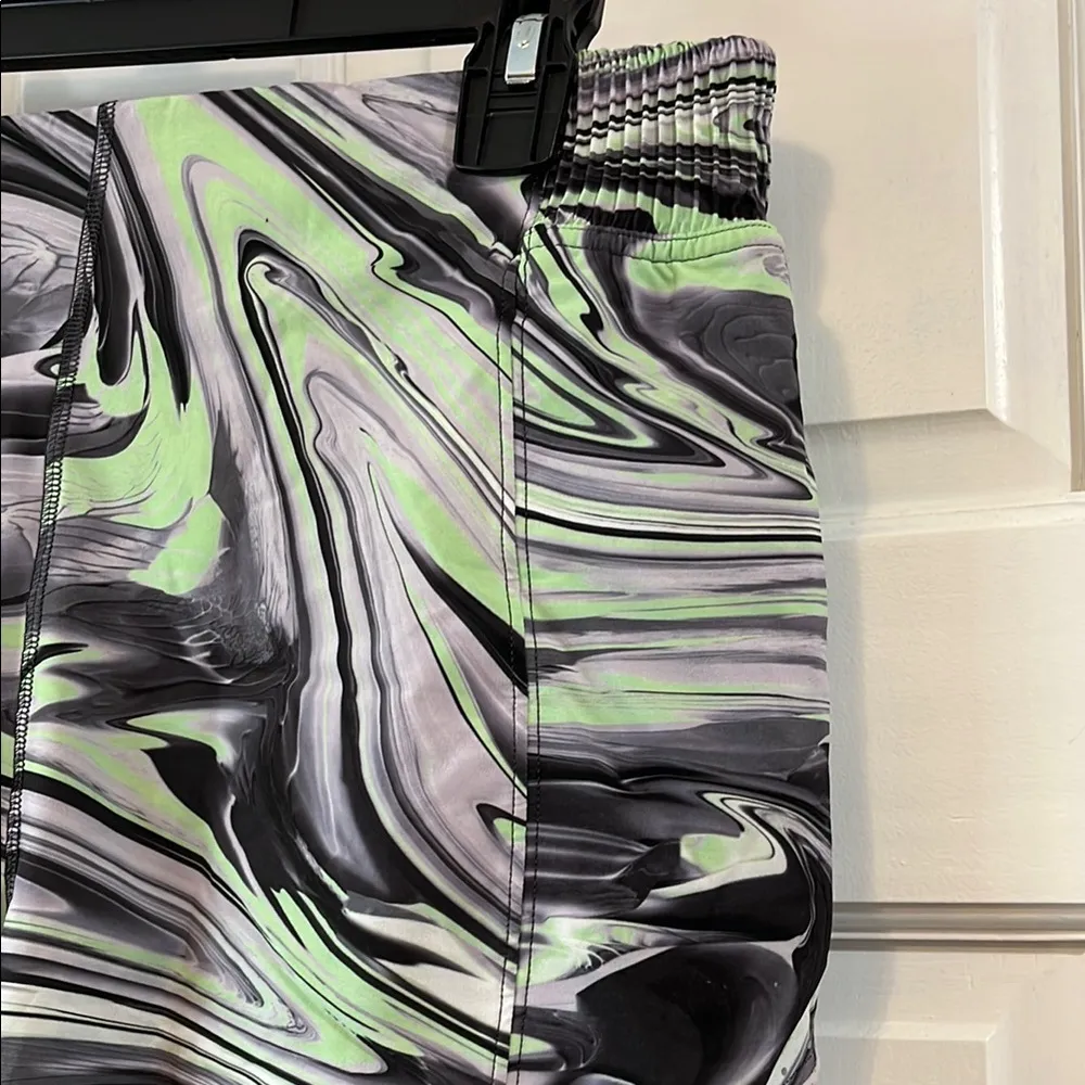 Lululemon Green Gray Black Marble Pattern Lined Hotty Hot Shorts - Size 10 - Image 4