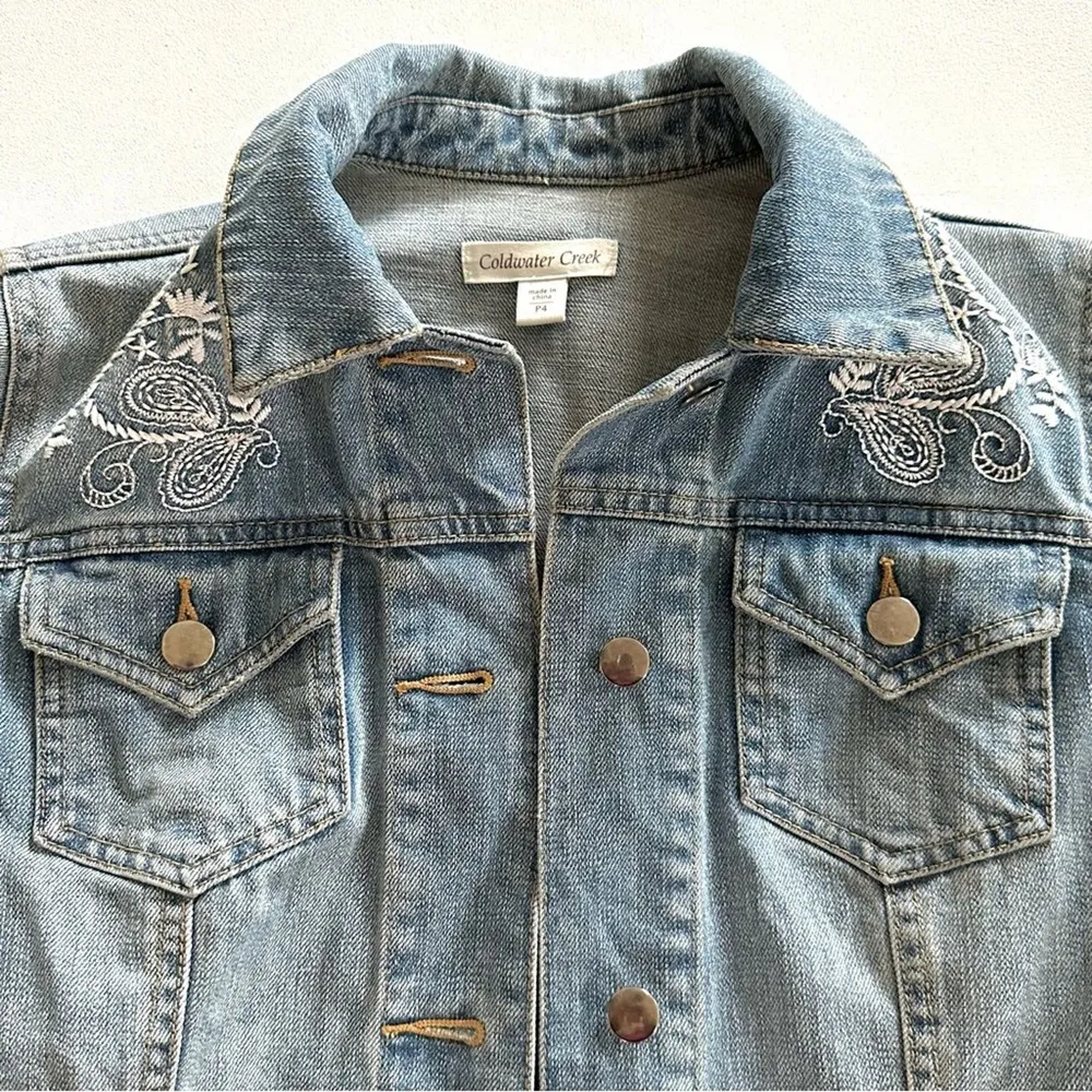 Coldwater Creek Jean Jacket Light Wash Distressed White Embroidered Denim 4P - Image 7