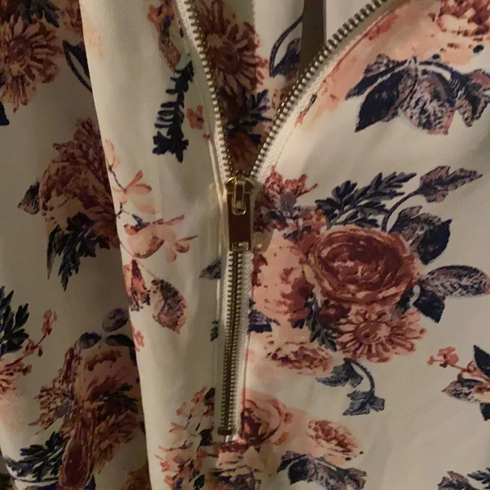 Floral rue21 blouse in nwot condition - Image 2