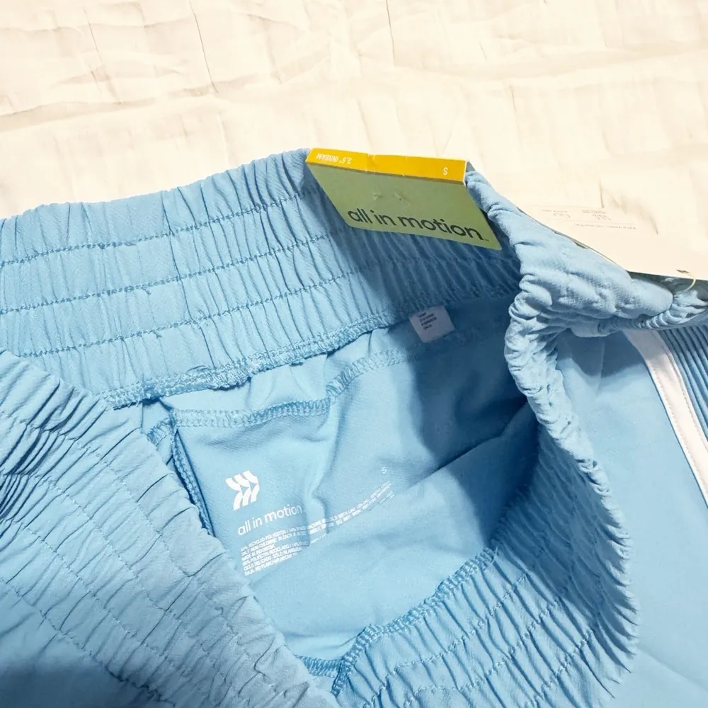 NWT All in Motion Mid Rise Piped Shorts Dolphin 2.5” inseam Blue Size Small - Image 3