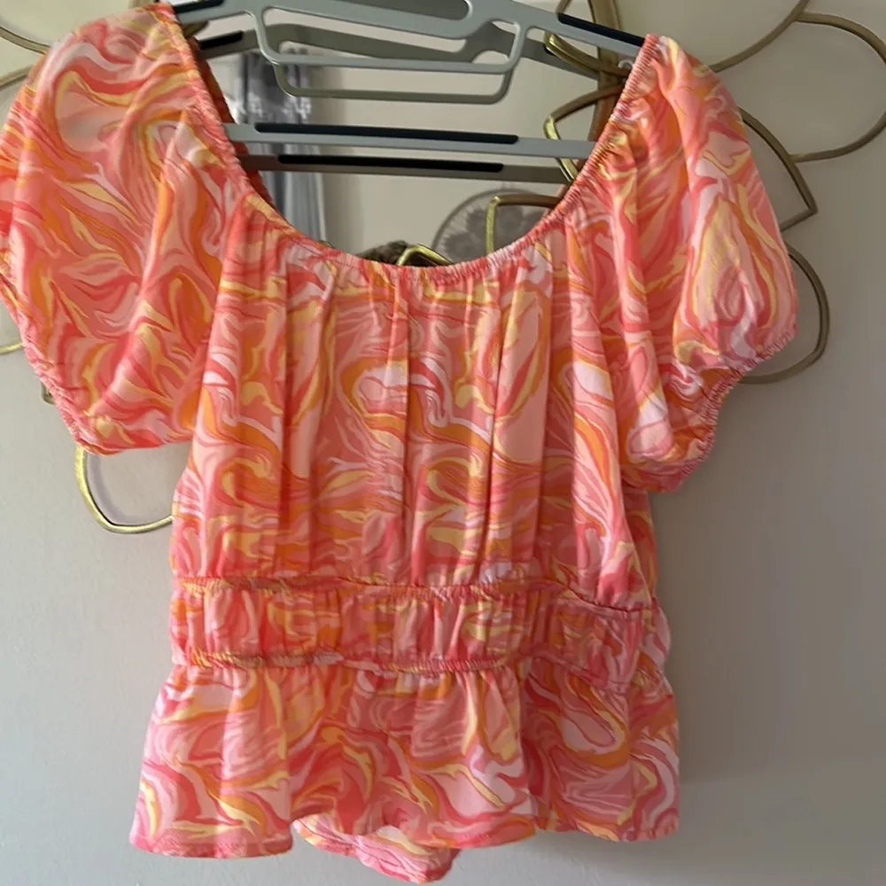Adorable Swirl Patterned Summer Blouse Size M - Image 3