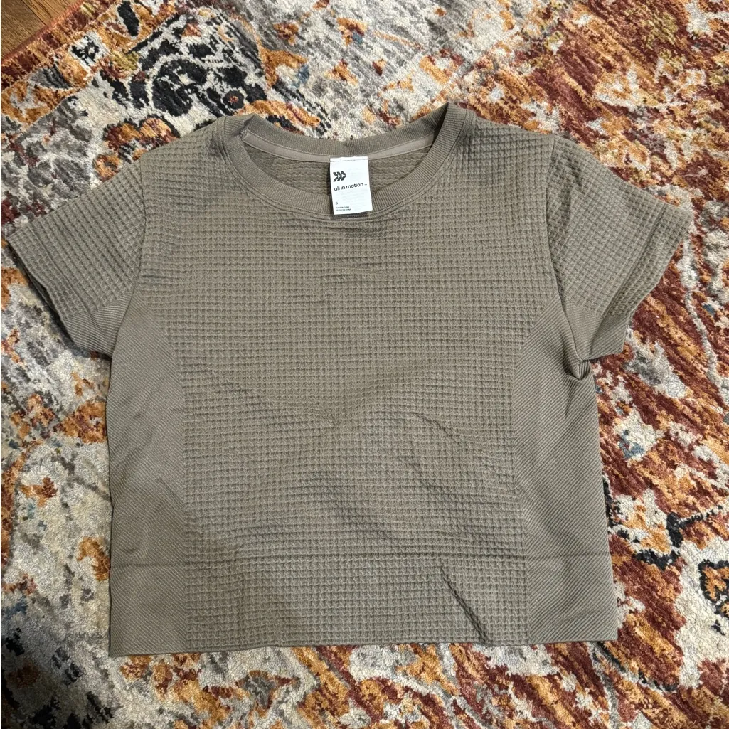 ALL IN MOTION Seamless Waffle Knit Cropped Workout Tee Size small - Image 6