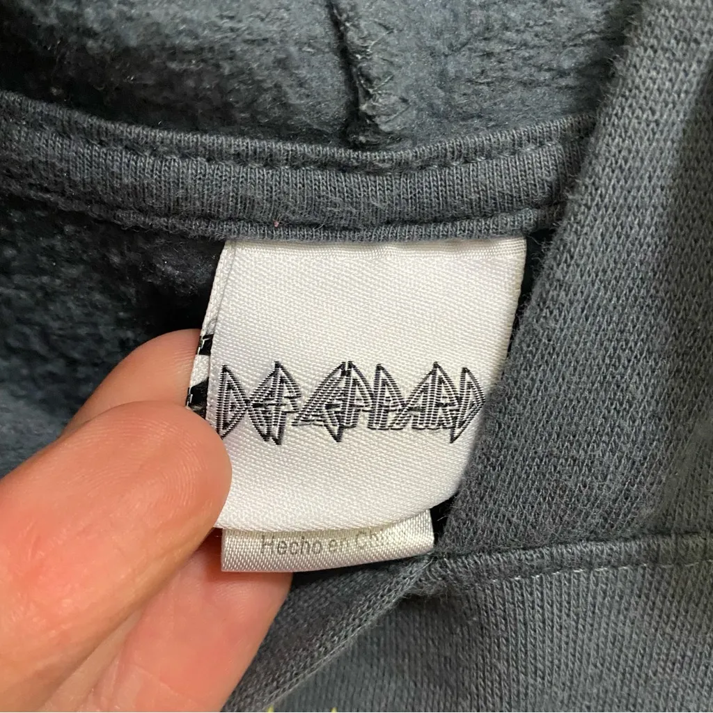 2021 Def Leppard Womens Gray Hoodie Hooded Sweatshirt XL 44” Pink Leopard - Image 4