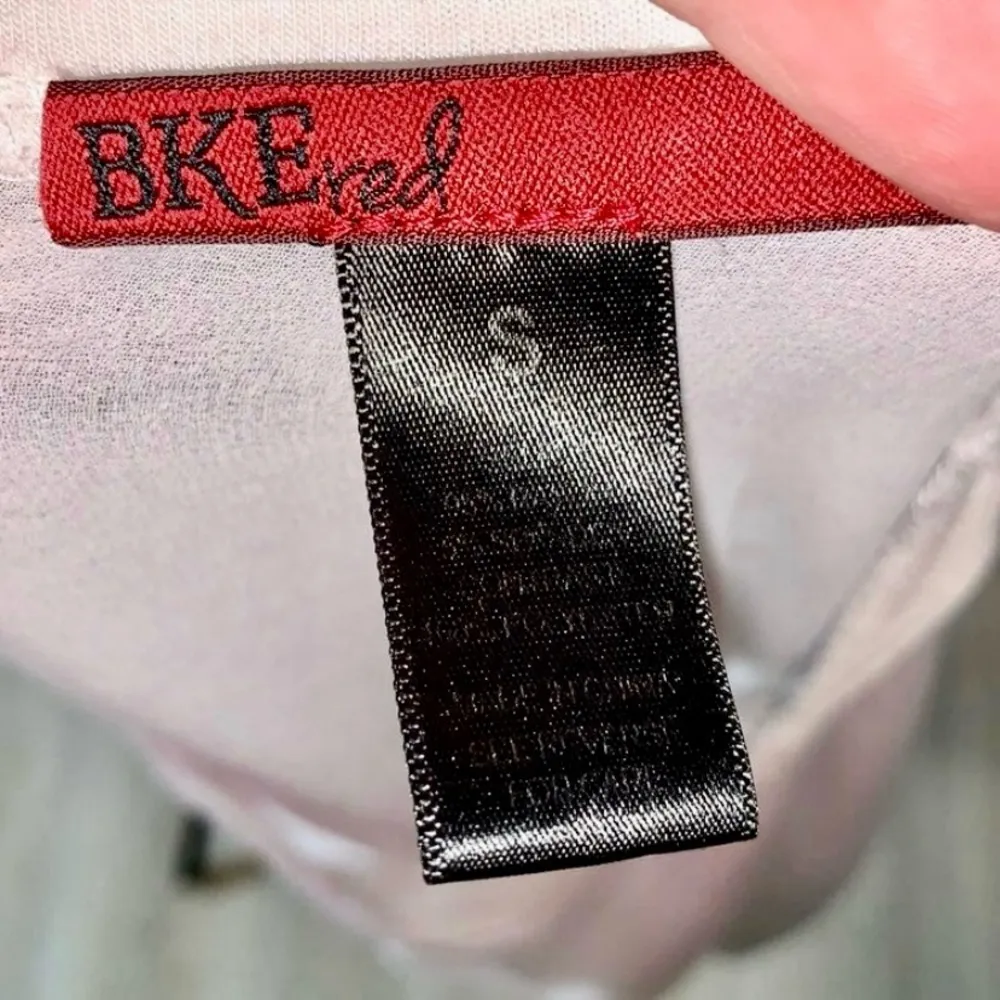 BKE  Red Buckle white sleeveless sheer button back blouse - Image 8